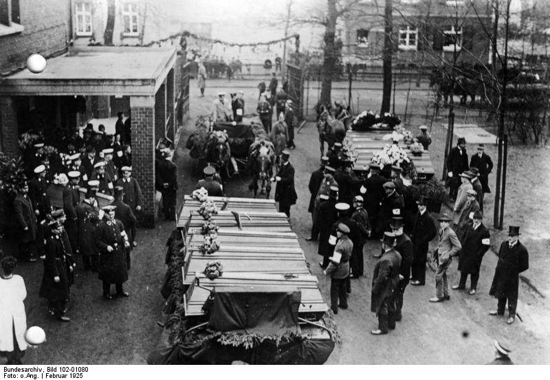 Bundesarchiv_Bild_102-01080,_Dortmund,_Grubenungl%C3%BCck_Zeche_Minister_Stein